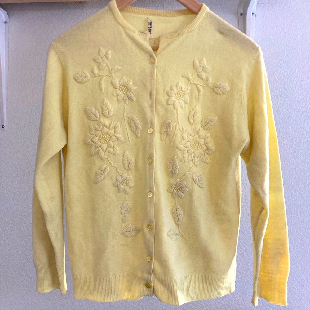 Vintage cardigan with embroidered flowers